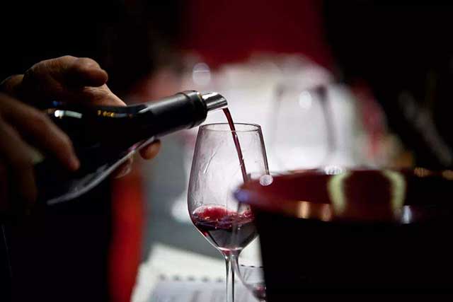 酒桌文化丨红酒一次倒多少才合适？